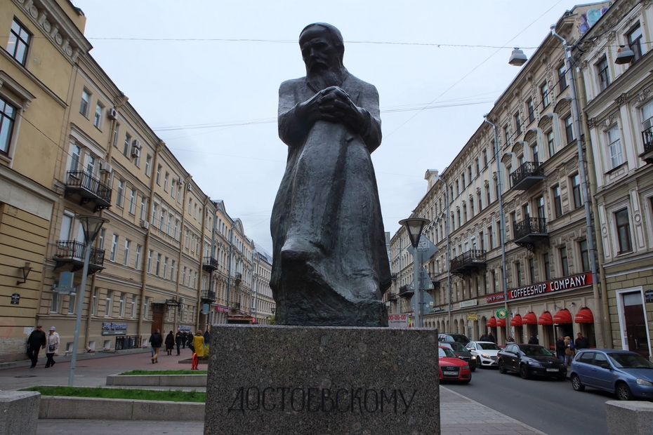 Памятник Достоевскому в Санкт-Петербурге на Владимирской площади