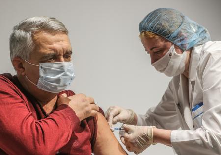 В Приморье ввели обязательную вакцинацию лиц старше 60 лет