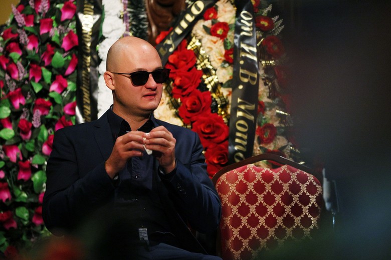 Актер Глеб Пускепалис, сын Сергея Пускепалиса, на церемонии прощания с художественным руководителем ярославского театра драмы