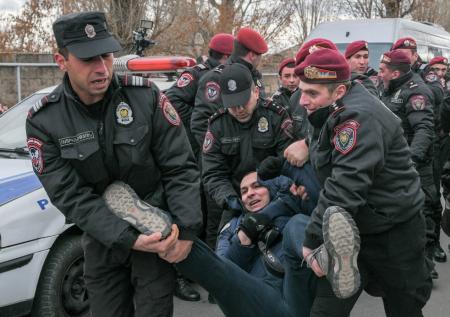 В Гюмри проходит митинг у здания российской военной базы 