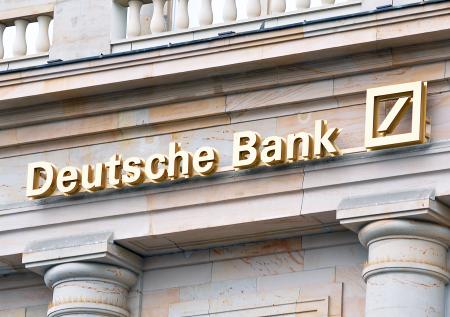 Deutsche Bank закрыл счета крупных российских банков