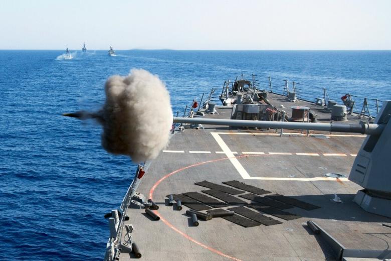 Военный корабль США «Джейсон Данэм» стреляет из 5-дюймовой пушки во время тренировки с кораблями ВМС Египта в Красном море