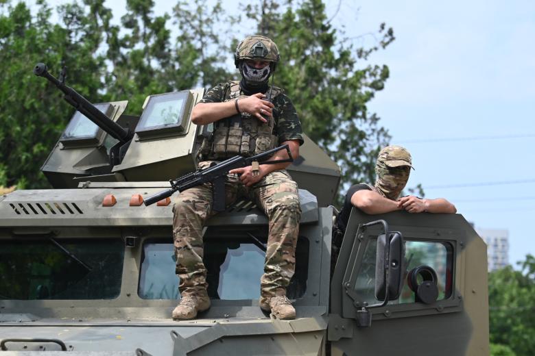 Бойцы ЧВК «Вагнер» у здания Южного военного округа 24.06.2023
