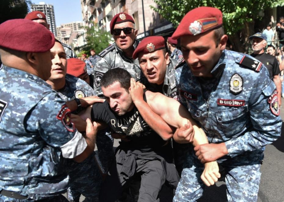 Сотрудники полиции задерживают участника протеста на фоне эскалации в Нагорном Карабахе на площади Республики в Ереване