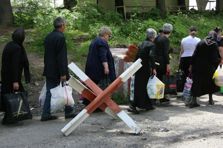 Местные жители переходят мост, соединяющий Грузию с Абхазией, 2008 г.