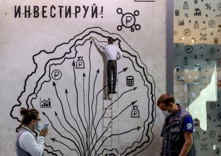 Рубль упал: копить, тратить или инвестировать