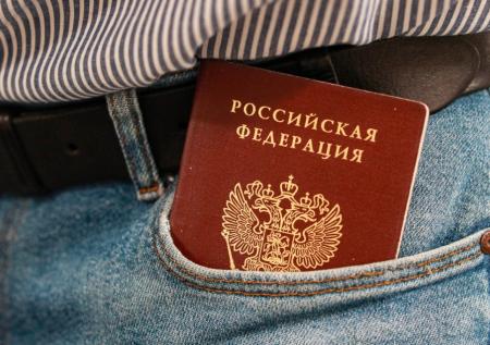 Поджог российских паспортов обернулся для петербурженки уголовным делом