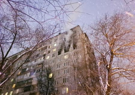 Стало известно, кто спас девушку во время пожара в жилом доме в Чертаново