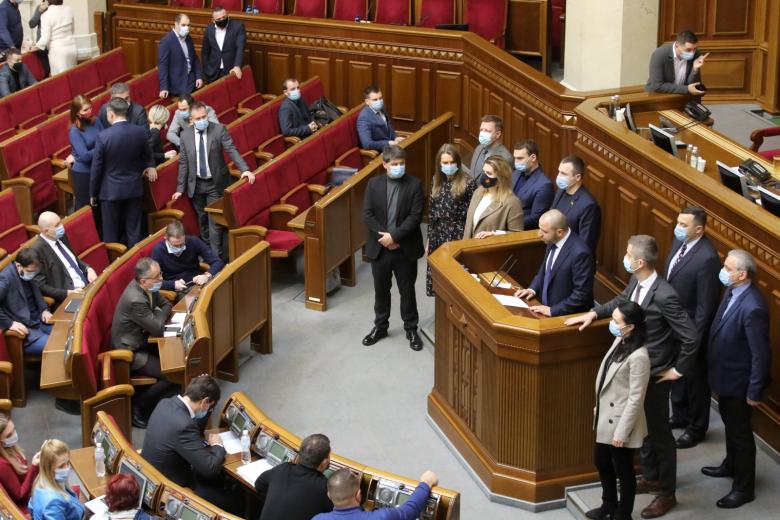 Член депутатской фракции партии «Голос», народный депутат Рустем Умеров выступает с трибуны