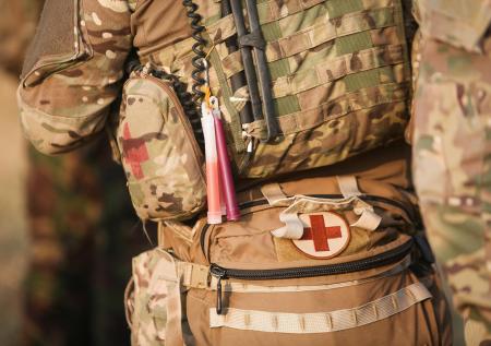 Военные медики спасли под Курском мужчину со снарядом в шее