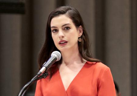 «Это было слишком тяжело»: Энн Хэтэуэй рассказала о выкидыше