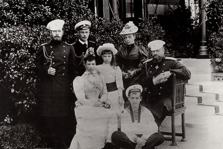 Семья Александра III в России; император сидит справа; императрица Мария Фёдоровна остаётся в первом ряду; крайний слева - старший сын Николай, будущий император России Николай II