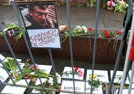Дежурных у мемориала Немцову пытались облить фекалиями