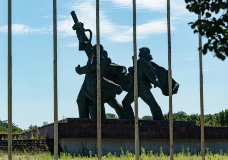 Журналист из Риги назвал причины «памятникопада» советским воинам в Латвии