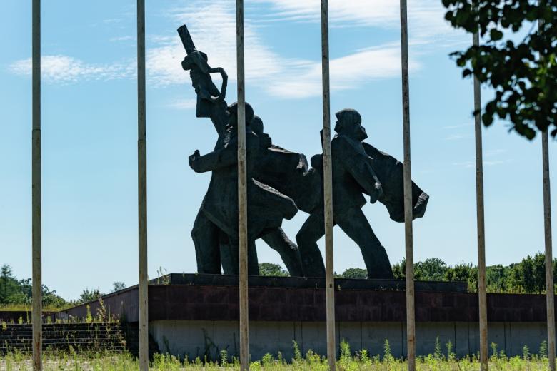 Памятник воинам Советской Армии - освободителям Советской Латвии и Риги от немецко-фашистских захватчиков в парке Победы на левом берегу Даугавы в Риге