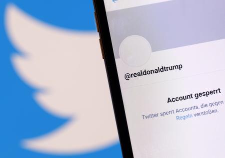 Акции Twitter подешевели на 8% после блокировки страницы Трампа