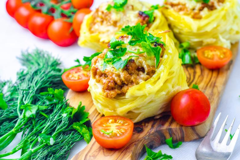 Макароны-гнезда с фаршем в духовке: сытное и эффектное блюдо на каждый день