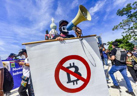 Протестующие вышли на улицы Сальвадора из-за признания биткоина