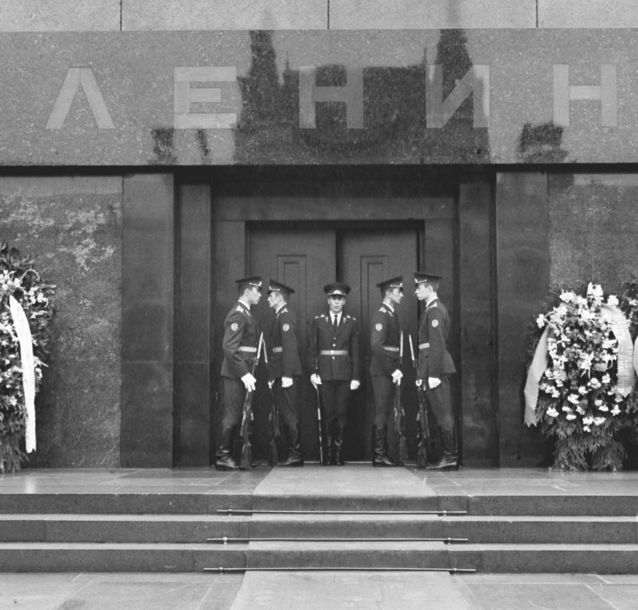 Смена караула у Мавзолея В. И. Ленина