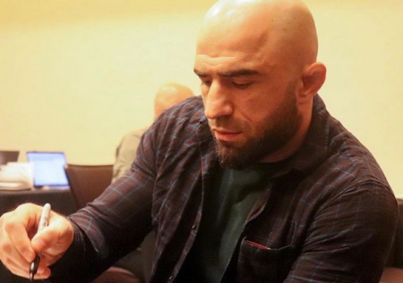 Ахмедов задушил Бриза на турнире UFC в Абу-Даби