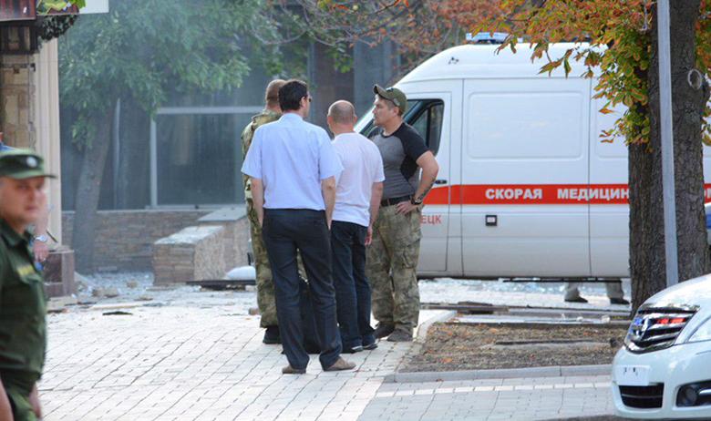 У входа в кафе в Донецке, после взрыва в котором погиб глава ДНР Александр Захарченко