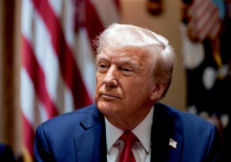 Трамп показал золотую грин-карту со своим лицом за $5 млн