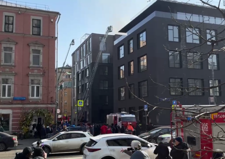 Пожар в московском ЖК парализовал движение транспорта