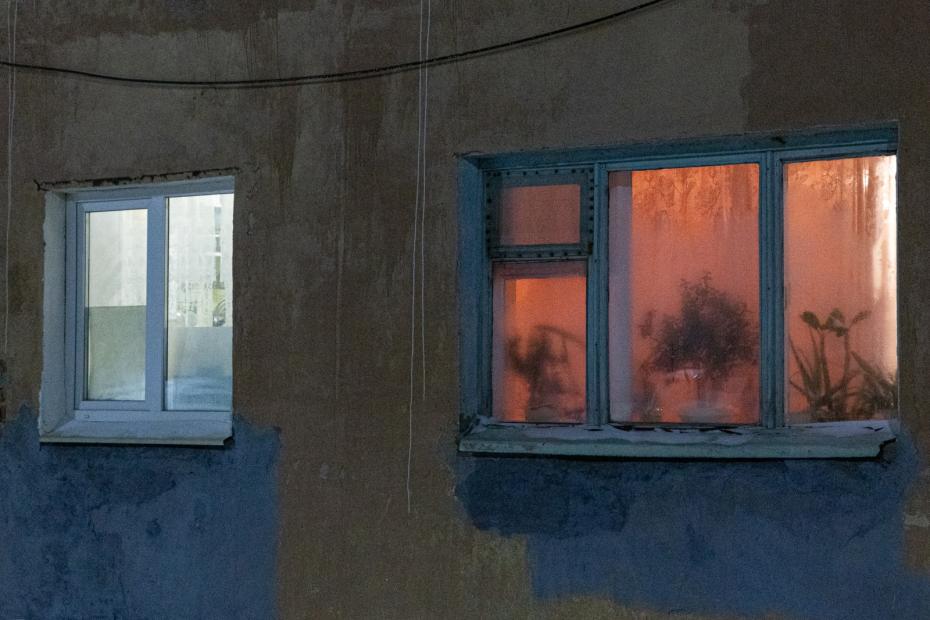 Окна местных жителей в Териберке.