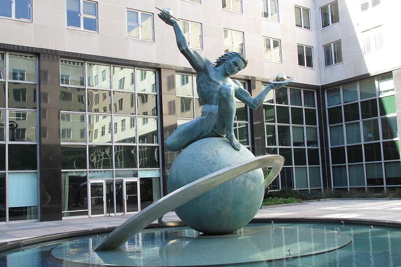Скульптура во дворе здания госдепа США 