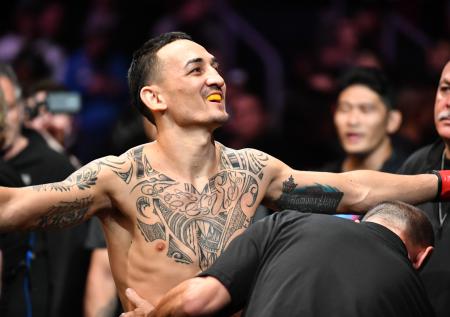 Холлоуэй победил Эдгара и остался чемпионом UFC