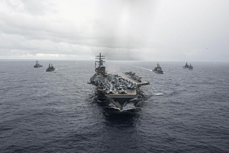 Авианосец передового базирования ВМС США USS Ronald Reagan (CVN 76) идет в строю с ракетным эсминцем класса Arleigh Burke USS Milius (DDG 69)