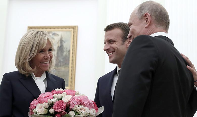 Владимир Путин, президент Франции Эммануэль Макрон и его супруга Брижит