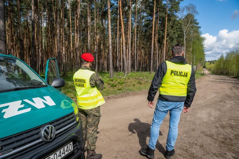 Польша. Сотрудники полиции в лесу недалеко от места, где были обнаружены обломки ракеты класса «воздух — земля»