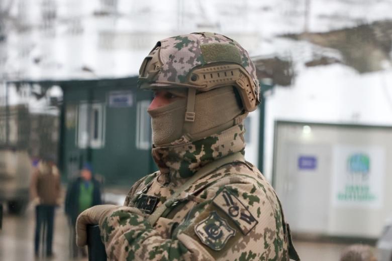 Азербайджанский военнослужащий в Лачинском коридоре
