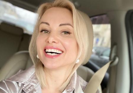 Минута славы для блондинки: кто стоит за акцией с плакатом на Первом канале