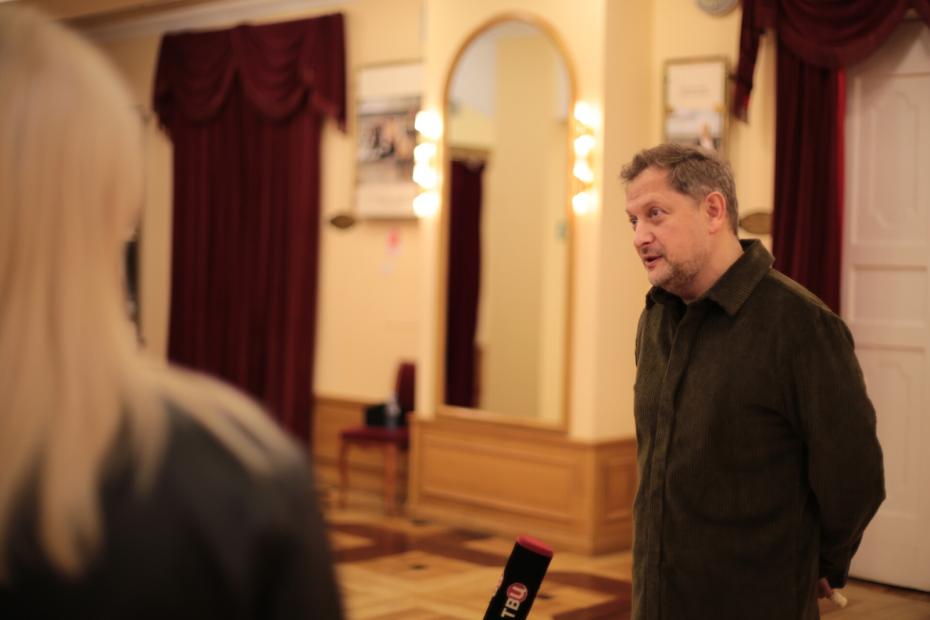 Режиссер Евгений Писарев перед репетицией спектакля «Багровый остров» в Театре Пушкина в рамках пресс-тура по булгаковским местам Москвы
