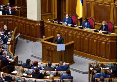Депутат показал Зеленскому и Ермаку средний палец в Раде