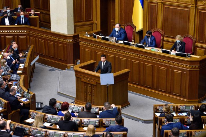 Президент Украины Владимир Зеленский выступает в Верховной раде