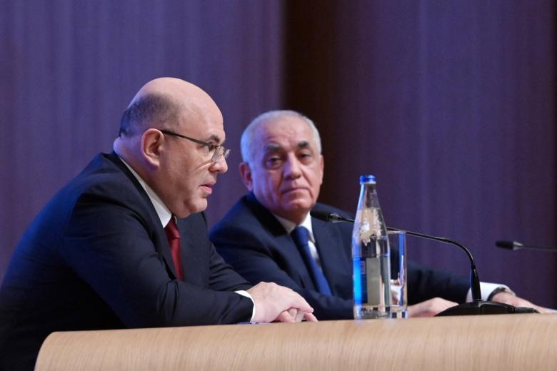 Премьер-министр РФ Михаил Мишустин и премьер-министр Азербайджана Али Асадов (слева направо) во время пленарного заседания XI российско-азербайджанского межрегионального форума