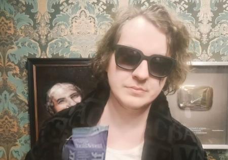 «Это из-за этой песни?»: задержание блогера Хованского попало на видео