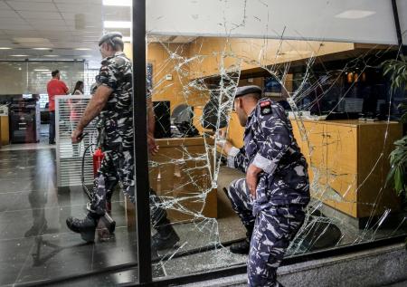 Пистолет захватившей банк в Бейруте вкладчицы оказался игрушечным