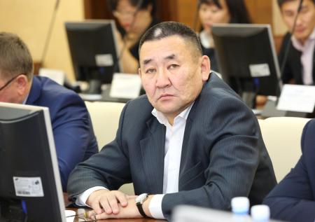 Комиссия по этике оценит замечание якутского депутата о декольте министра