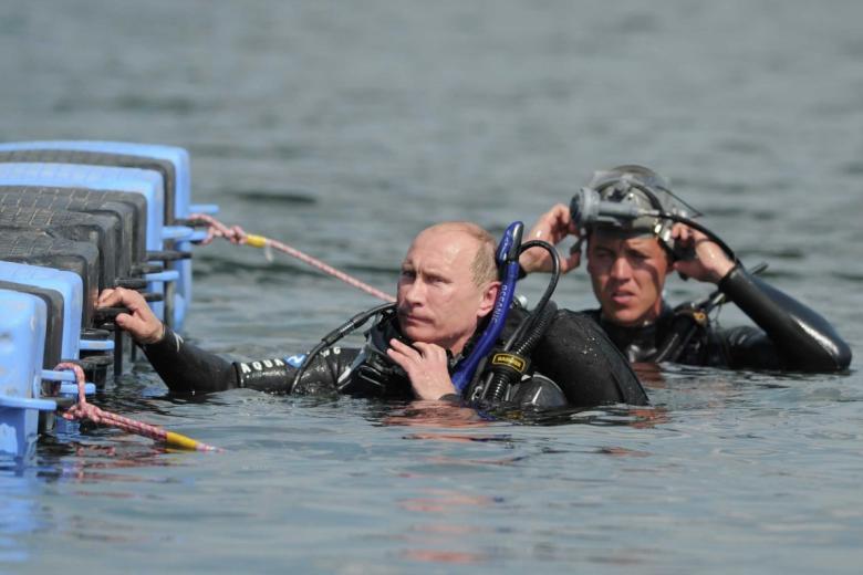 Владимир Путин во время погружения с аквалангом на дно Таманского залива, 2011 год