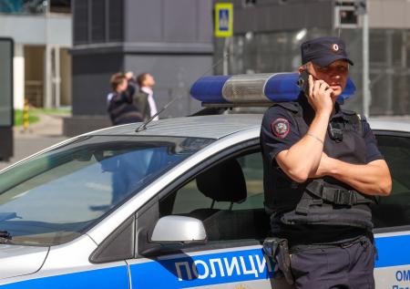 В Краснодаре домогавшийся соседок мужчина устроил членовредительство