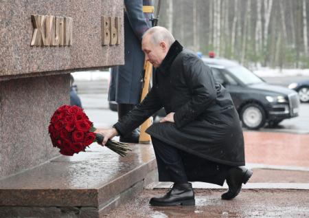 Путин возложил цветы к могиле погибшего в блокаду Ленинграда брата