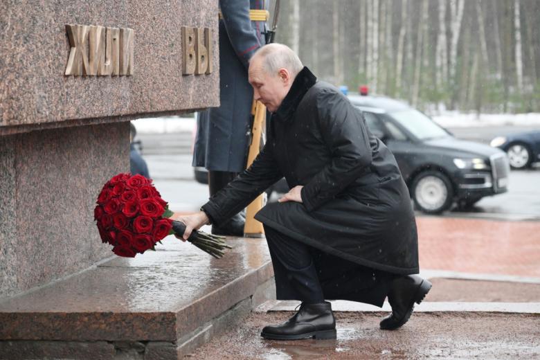 Владимир Путин на церемонии возложения цветов к мемориалу «Рубежный камень» на Невском пятачке в городе Кировске Ленинградской области