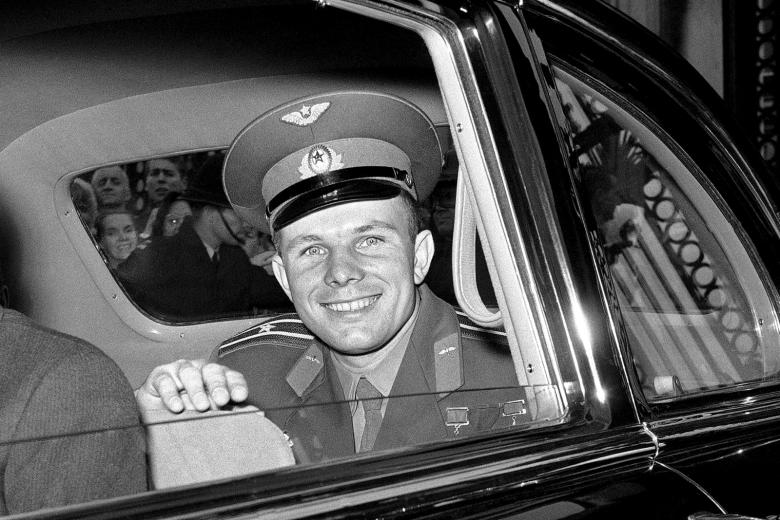 Первый космонавт Юрий Алексеевич Гагарин после визита в Букингемский дворец в Лондоне, 1961 год