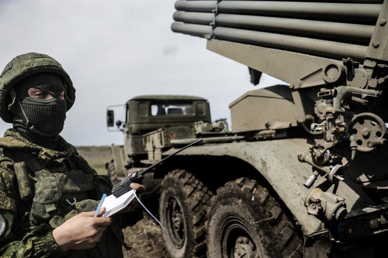 Военнослужащий из расчета реактивной системы залпового огня «Град»