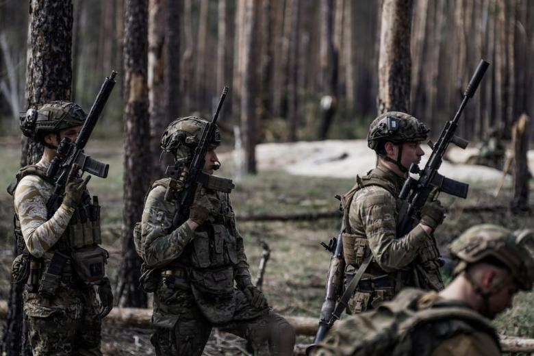 Военнослужащие вооруженных сил Украины в зоне боевых действий
