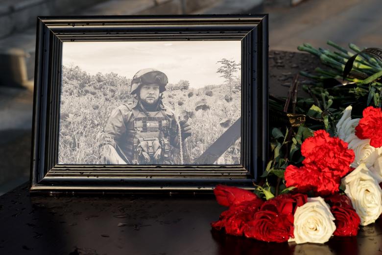 Фотография в память о погибшем военкоре РИА Новости Ростиславе Журавлеве
